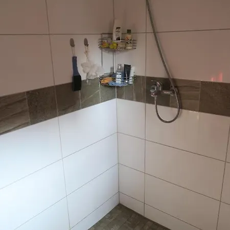 Villa En With Private Floor, 3 Bedrooms, Bathroom, Kitchenette, Host Downstairs With A Cat And 2 Small Dogs --- Cs Soukrome Horni Patro, 3 Loznice, Koupelna, Varic, Balkon - Prizemi Sdilene S Hostitelem, Kockou A 2 Malymi Psy
