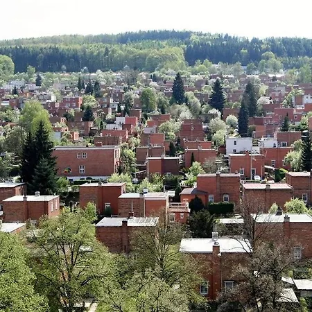 En With Private Floor, 3 Bedrooms, Bathroom, Kitchenette, Host Downstairs With A Cat And 2 Small Dogs --- Cs Soukrome Horni Patro, 3 Loznice, Koupelna, Varic, Balkon - Prizemi Sdilene S Hostitelem, Kockou A 2 Malymi Psy ヴィラ *