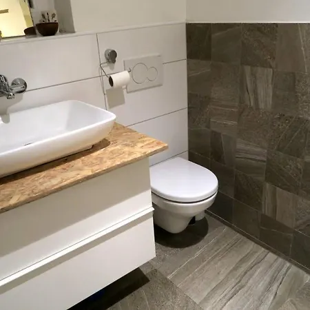 Villa En With Private Floor, 3 Bedrooms, Bathroom, Kitchenette, Host Downstairs With A Cat And 2 Small Dogs --- Cs Soukrome Horni Patro, 3 Loznice, Koupelna, Varic, Balkon - Prizemi Sdilene S Hostitelem, Kockou A 2 Malymi Psy Zlín