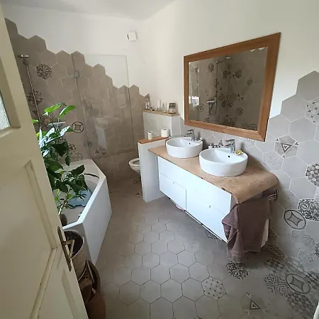 En With Private Floor, 3 Bedrooms, Bathroom, Kitchenette, Host Downstairs With A Cat And 2 Small Dogs --- Cs Soukrome Horni Patro, 3 Loznice, Koupelna, Varic, Balkon - Prizemi Sdilene S Hostitelem, Kockou A 2 Malymi Psy * Zlín