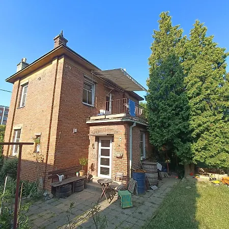 En With Private Floor, 3 Bedrooms, Bathroom, Kitchenette, Host Downstairs With A Cat And 2 Small Dogs --- Cs Soukrome Horni Patro, 3 Loznice, Koupelna, Varic, Balkon - Prizemi Sdilene S Hostitelem, Kockou A 2 Malymi Psy * Zlín