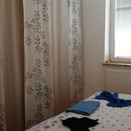 Villa En With Private Floor, 3 Bedrooms, Bathroom, Kitchenette, Host Downstairs With A Cat And 2 Small Dogs --- Cs Soukrome Horni Patro, 3 Loznice, Koupelna, Varic, Balkon - Prizemi Sdilene S Hostitelem, Kockou A 2 Malymi Psy