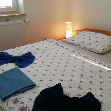 Villa En With Private Floor, 3 Bedrooms, Bathroom, Kitchenette, Host Downstairs With A Cat And 2 Small Dogs --- Cs Soukrome Horni Patro, 3 Loznice, Koupelna, Varic, Balkon - Prizemi Sdilene S Hostitelem, Kockou A 2 Malymi Psy