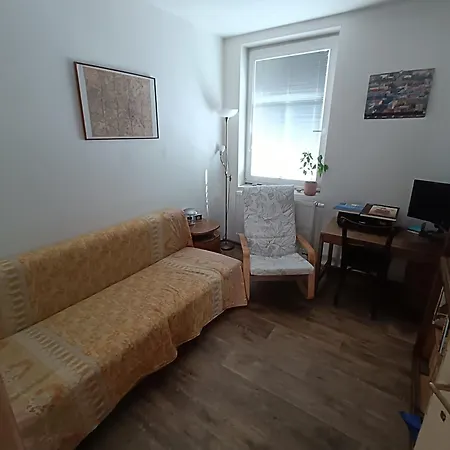 Villa En With Private Floor, 3 Bedrooms, Bathroom, Kitchenette, Host Downstairs With A Cat And 2 Small Dogs --- Cs Soukrome Horni Patro, 3 Loznice, Koupelna, Varic, Balkon - Prizemi Sdilene S Hostitelem, Kockou A 2 Malymi Psy Zlín