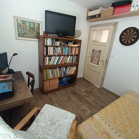 En With Private Floor, 3 Bedrooms, Bathroom, Kitchenette, Host Downstairs With A Cat And 2 Small Dogs --- Cs Soukrome Horni Patro, 3 Loznice, Koupelna, Varic, Balkon - Prizemi Sdilene S Hostitelem, Kockou A 2 Malymi Psy * Zlín