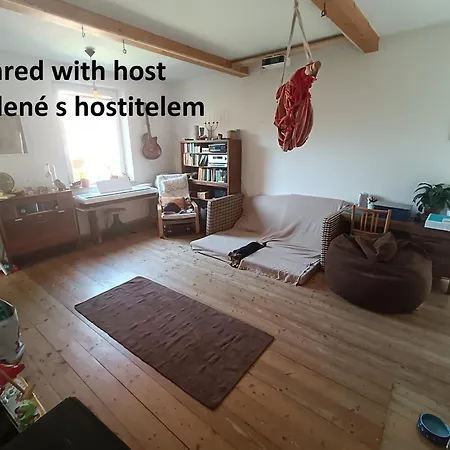 Villa En With Private Floor, 3 Bedrooms, Bathroom, Kitchenette, Host Downstairs With A Cat And 2 Small Dogs --- Cs Soukrome Horni Patro, 3 Loznice, Koupelna, Varic, Balkon - Prizemi Sdilene S Hostitelem, Kockou A 2 Malymi Psy *