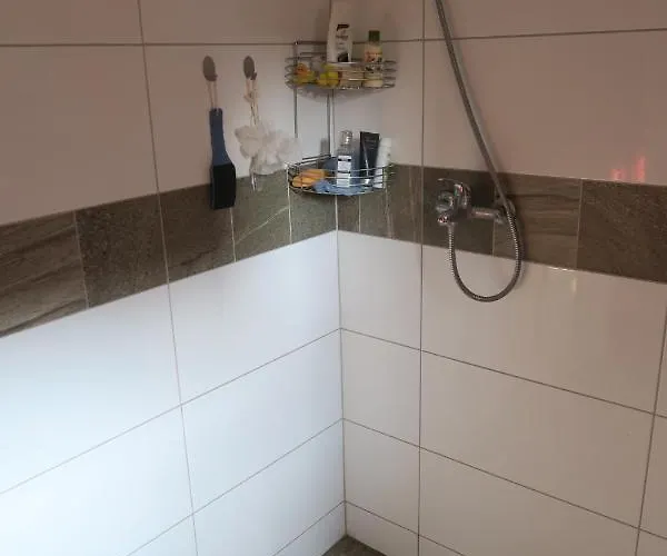 Villa En With Private Floor, 3 Bedrooms, Bathroom, Kitchenette, Host Downstairs With A Cat And 2 Small Dogs --- Cs Soukrome Horni Patro, 3 Loznice, Koupelna, Varic, Balkon - Prizemi Sdilene S Hostitelem, Kockou A 2 Malymi Psy