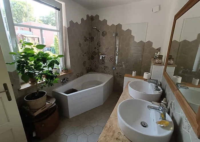 Villa En With Private Floor, 3 Bedrooms, Bathroom, Kitchenette, Host Downstairs With A Cat And 2 Small Dogs --- Cs Soukrome Horni Patro, 3 Loznice, Koupelna, Varic, Balkon - Prizemi Sdilene S Hostitelem, Kockou A 2 Malymi Psy *