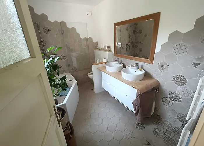 En With Private Floor, 3 Bedrooms, Bathroom, Kitchenette, Host Downstairs With A Cat And 2 Small Dogs --- Cs Soukrome Horni Patro, 3 Loznice, Koupelna, Varic, Balkon - Prizemi Sdilene S Hostitelem, Kockou A 2 Malymi Psy * Zlín