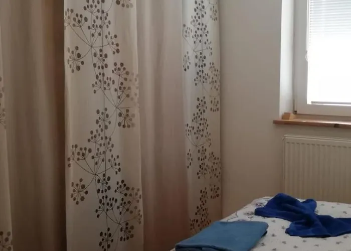 Villa En With Private Floor, 3 Bedrooms, Bathroom, Kitchenette, Host Downstairs With A Cat And 2 Small Dogs --- Cs Soukrome Horni Patro, 3 Loznice, Koupelna, Varic, Balkon - Prizemi Sdilene S Hostitelem, Kockou A 2 Malymi Psy