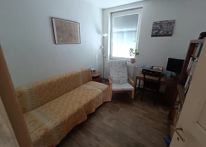 Villa En With Private Floor, 3 Bedrooms, Bathroom, Kitchenette, Host Downstairs With A Cat And 2 Small Dogs --- Cs Soukrome Horni Patro, 3 Loznice, Koupelna, Varic, Balkon - Prizemi Sdilene S Hostitelem, Kockou A 2 Malymi Psy Zlín