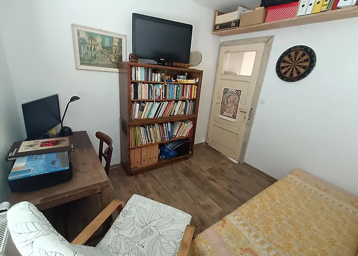 En With Private Floor, 3 Bedrooms, Bathroom, Kitchenette, Host Downstairs With A Cat And 2 Small Dogs --- Cs Soukrome Horni Patro, 3 Loznice, Koupelna, Varic, Balkon - Prizemi Sdilene S Hostitelem, Kockou A 2 Malymi Psy * Zlín