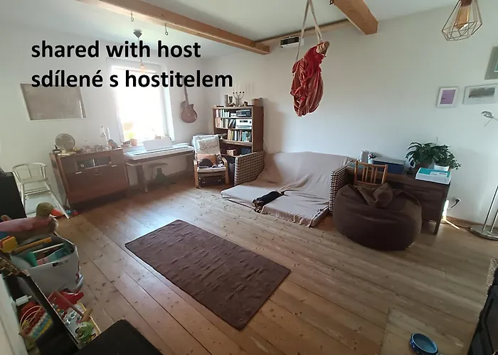 Villa En With Private Floor, 3 Bedrooms, Bathroom, Kitchenette, Host Downstairs With A Cat And 2 Small Dogs --- Cs Soukrome Horni Patro, 3 Loznice, Koupelna, Varic, Balkon - Prizemi Sdilene S Hostitelem, Kockou A 2 Malymi Psy *